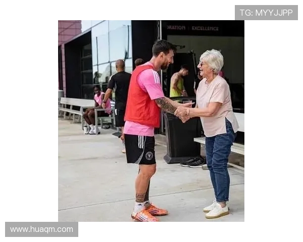 贝克汉姆76岁母亲与梅西首次相见温馨合影尽显跨时代亲切情谊 贝克汉姆76岁母亲与梅西首次相见温馨合影尽显跨时代亲切情谊